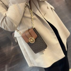 Michael Kors Telefon Postacı Çanta - Acı Kahve Monogram