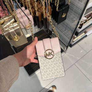 Michael Kors Telefon Postacı Çanta - Vanilya Monogram
